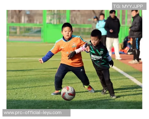 少儿足球培训招生火热进行中提升孩子运动能力与团队合作精神 少儿足球培训招生火热进行中提升孩子运动能力与团队合作精神