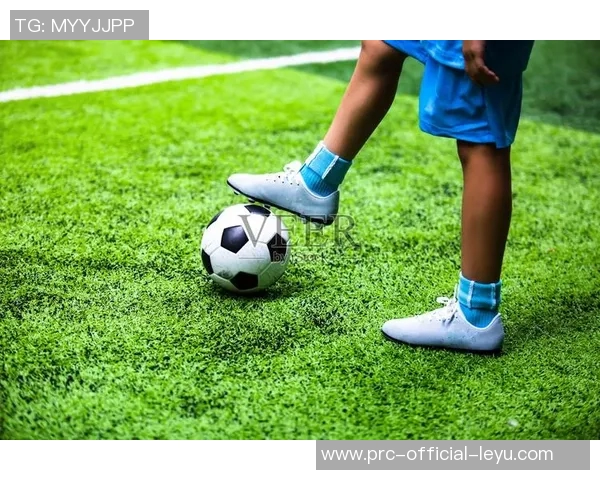 阳光明媚的草地上孩子们欢快踢足球的快乐时光